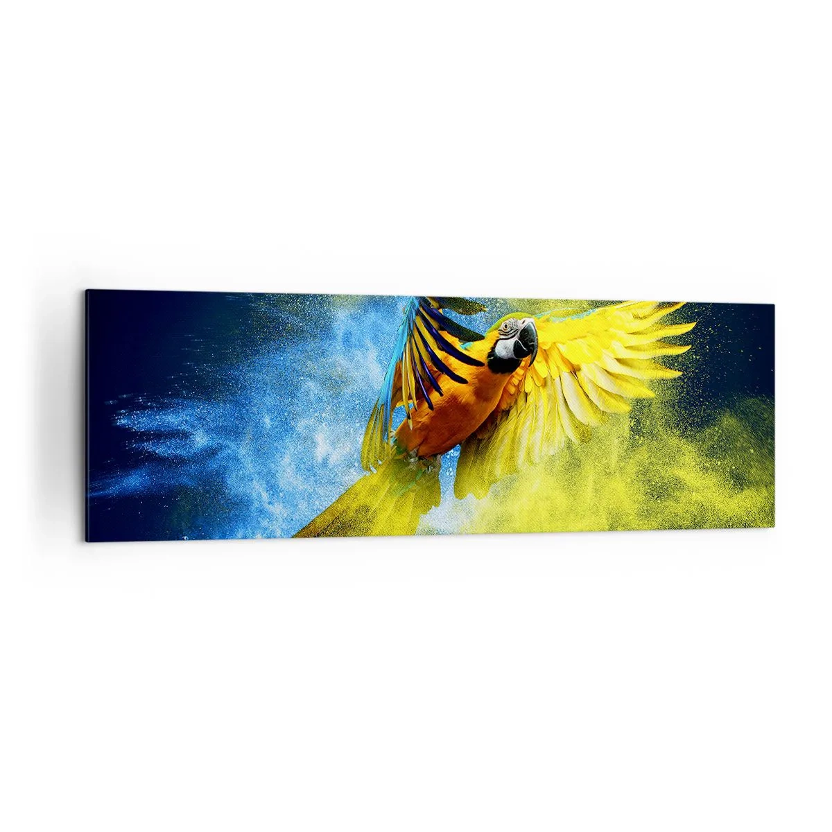 Obraz na płótnie - Papuga w locie na tle kolorowych eksplozji żółtego i niebieskiego - 160x50cm - W błękitno-złotym pyle - Nowoczesna dekoracja ścienna do salonu i sypialni ARTTOR