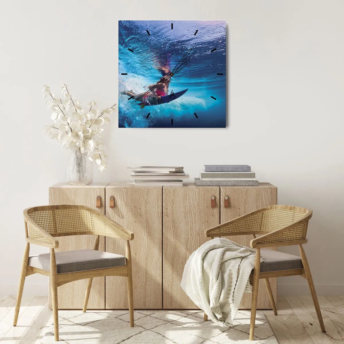 Zegar ścienny - Surferka pod wodą w dynamicznej kompozycji w odcieniach błękitu - 30x30cm - Głębia radości - Nowoczesna dekoracja ścienna do salonu i sypialni ARTTOR
