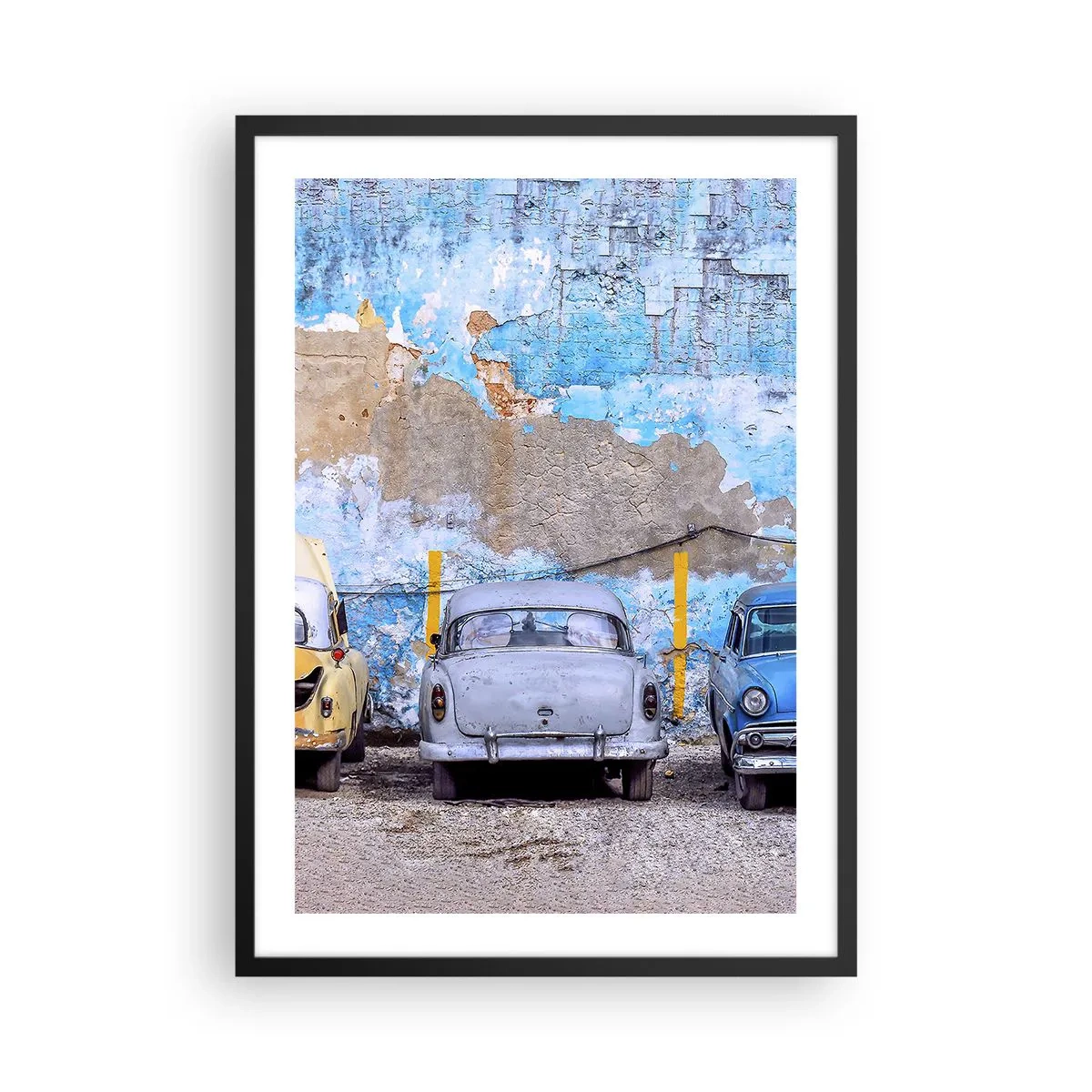 Plakat w czarnej ramie - Stare samochody na tle zniszczonej, niebieskiej ściany - 50x70cm - Spotkanie weteranów - Nowoczesna dekoracja ścienna do salonu i sypialni ARTTOR