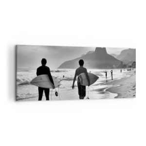Obraz na płótnie - Dwóch surferów idących po plaży z deskami w czarno-białej tonacji - 120x50cm - Samba na jedną falę - Nowoczesna dekoracja ścienna do salonu i sypialni ARTTOR