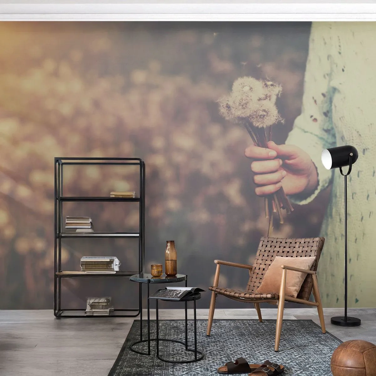 Fototapeta Premium Sand - Dłoń trzymająca dmuchawce wśród rozmytego pola - 100x70cm - Zatrzymaj je, proszę - Nowoczesna dekoracja ścienna do salonu, kuchni i sypialni ARTTOR