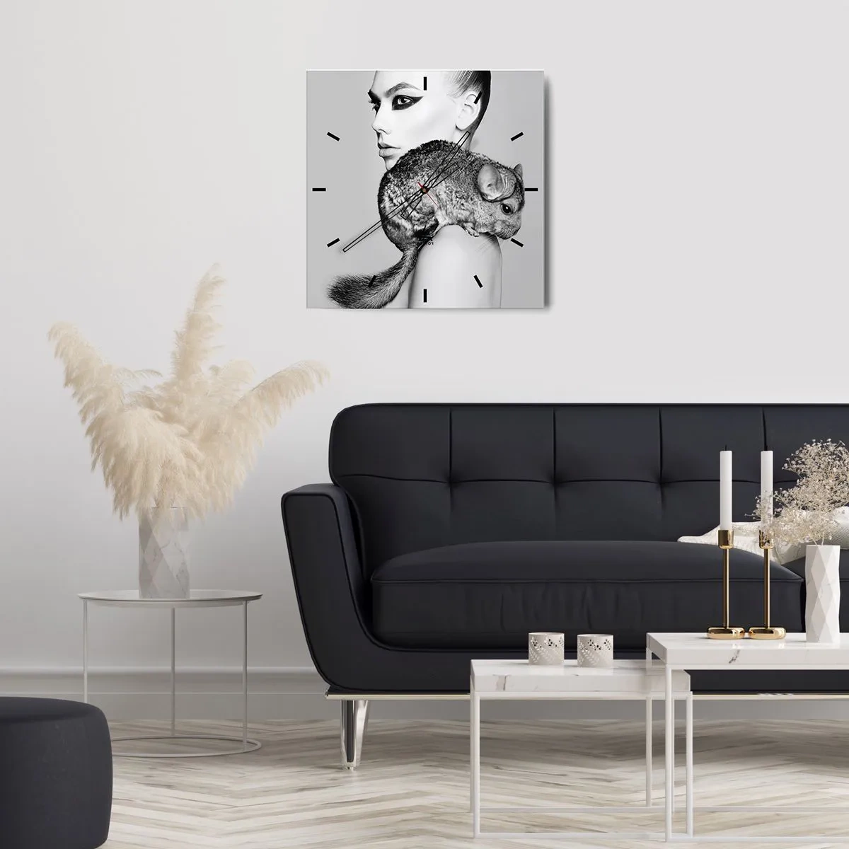 Zegar ścienny - Stylizowana kobieta z szynszylą w eleganckiej czarno-białej kompozycji - 30x30cm - Dama z szynszylą - Nowoczesna dekoracja ścienna do salonu i sypialni ARTTOR