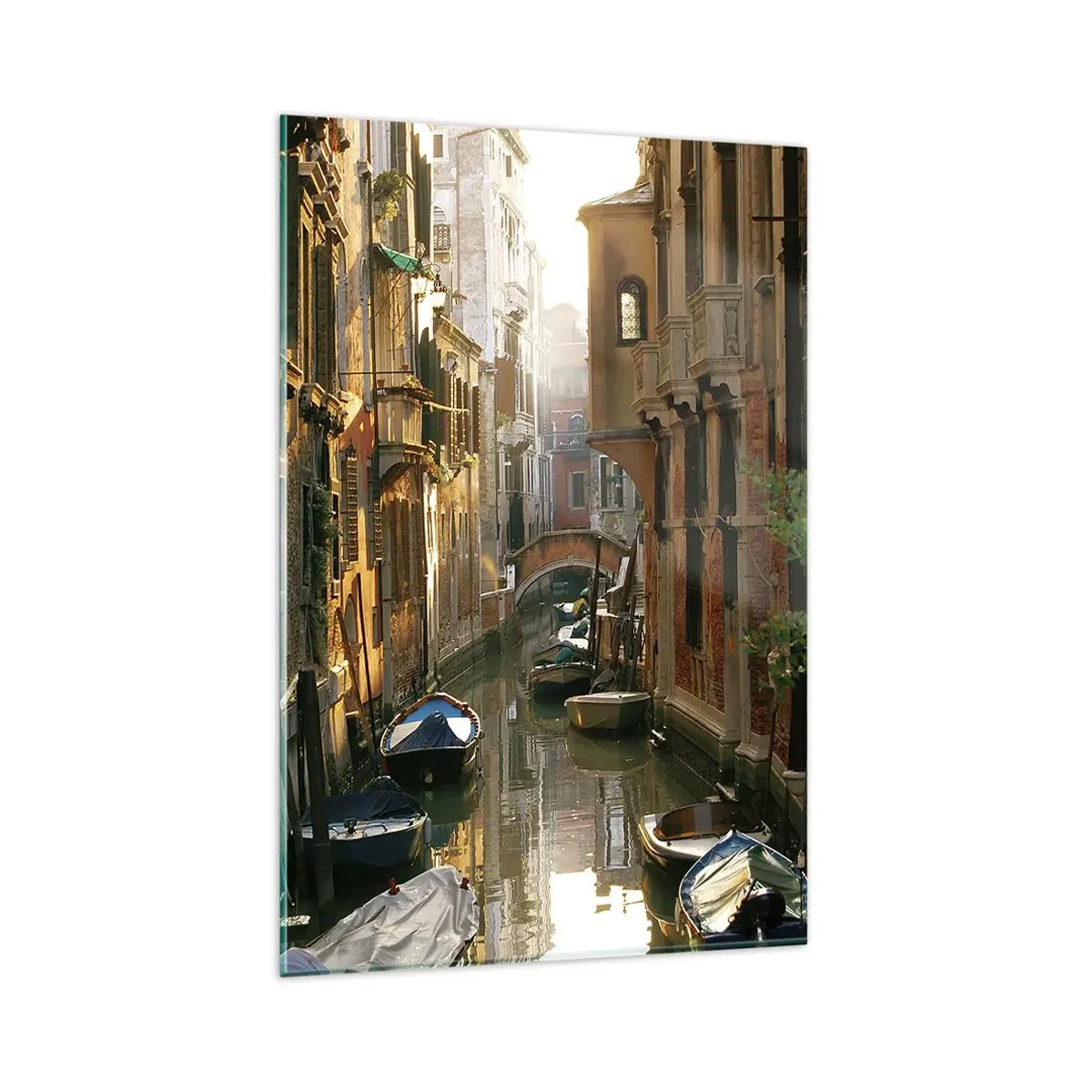 Obraz na szkle - Malowniczy kanał w Wenecji z łodziami i mostem - 80x120cm - W weneckim zaułku - Nowoczesna dekoracja ścienna do salonu i sypialni ARTTOR