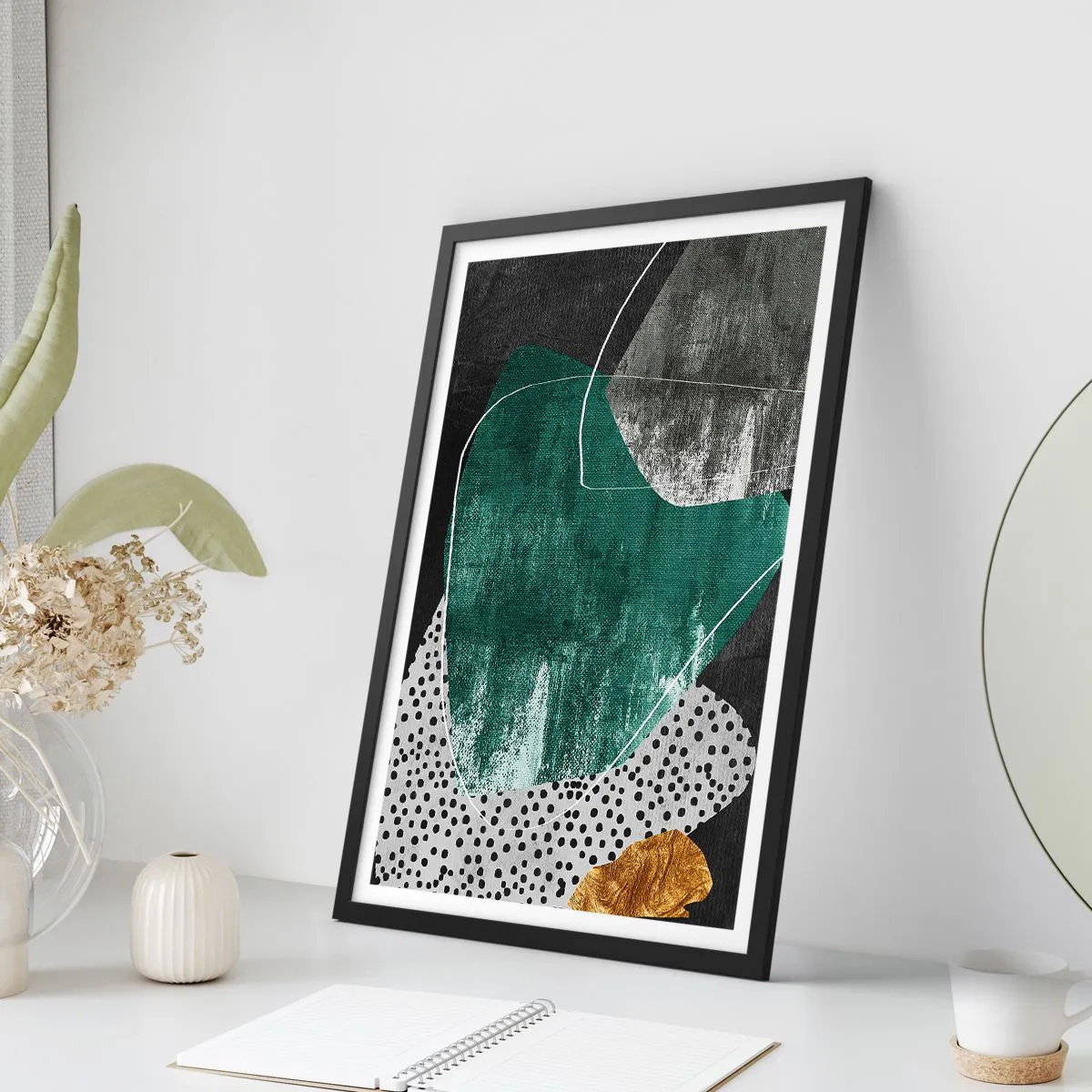 Plakat w czarnej ramie - Abstrakcyjna kompozycja w zieleni i złocie - 50x70cm - Barwna abstrakcja z płatkiem złota - Nowoczesna dekoracja ścienna do salonu i sypialni ARTTOR