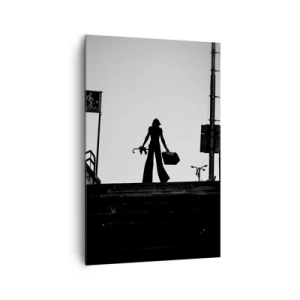 Obraz na płótnie - Postać kobiety na schodach w czerni i bieli z dynamicznym klimatem - 80x120cm - Miejska wędrówka - Nowoczesna dekoracja ścienna do salonu i sypialni ARTTOR