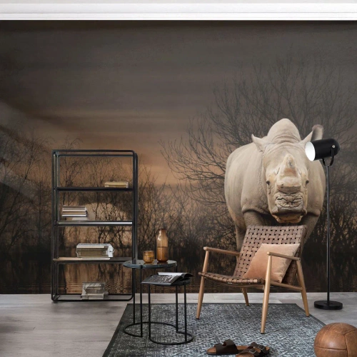 Fototapeta Premium Sand - Nosorożec na tle dzikiej natury w sepii - 100x70cm - Biały przeciw naturze - Nowoczesna dekoracja ścienna do salonu, kuchni i sypialni ARTTOR