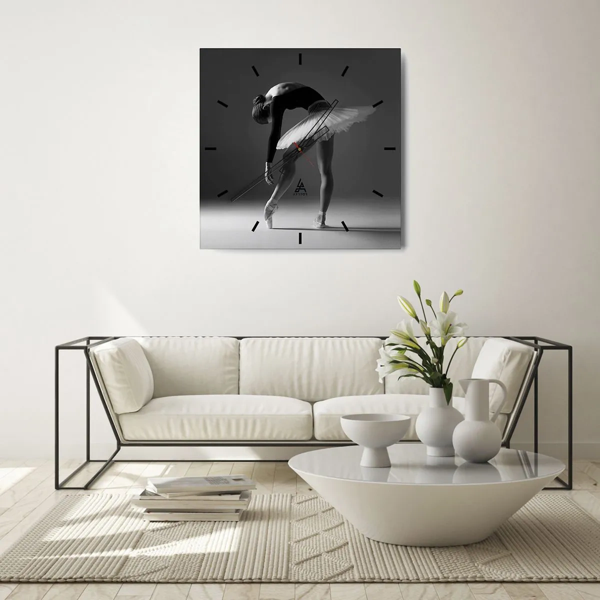 Zegar ścienny - Baletnica w eleganckiej pozie na czarno-białym tle - 30x30cm - Bella balerina - Nowoczesna dekoracja ścienna do salonu i sypialni ARTTOR