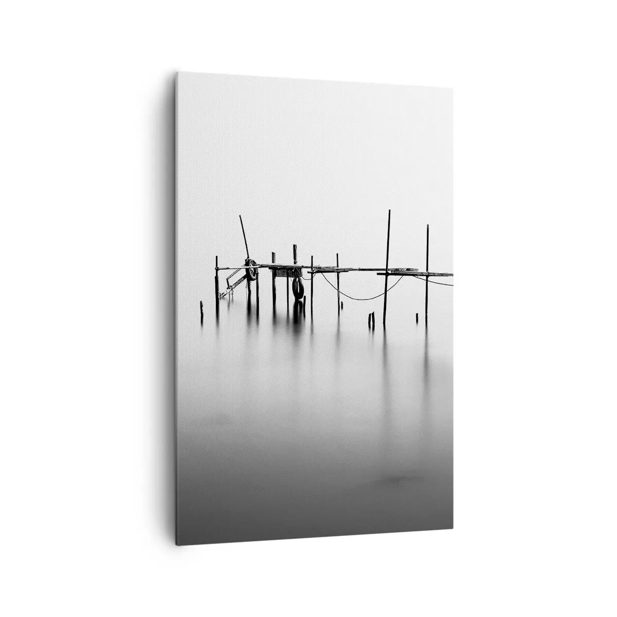 Obraz na płótnie - Czarno-biały pomost zanurzony w mglistym krajobrazie - 80x120cm - A jeśli świata nie ma? - Nowoczesna dekoracja ścienna do salonu i sypialni ARTTOR