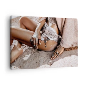 Obraz na płótnie - Kobieta w stylu boho na plaży z biżuterią - 70x50cm - Wyrzucona przez fale? - Nowoczesna dekoracja ścienna do salonu i sypialni ARTTOR
