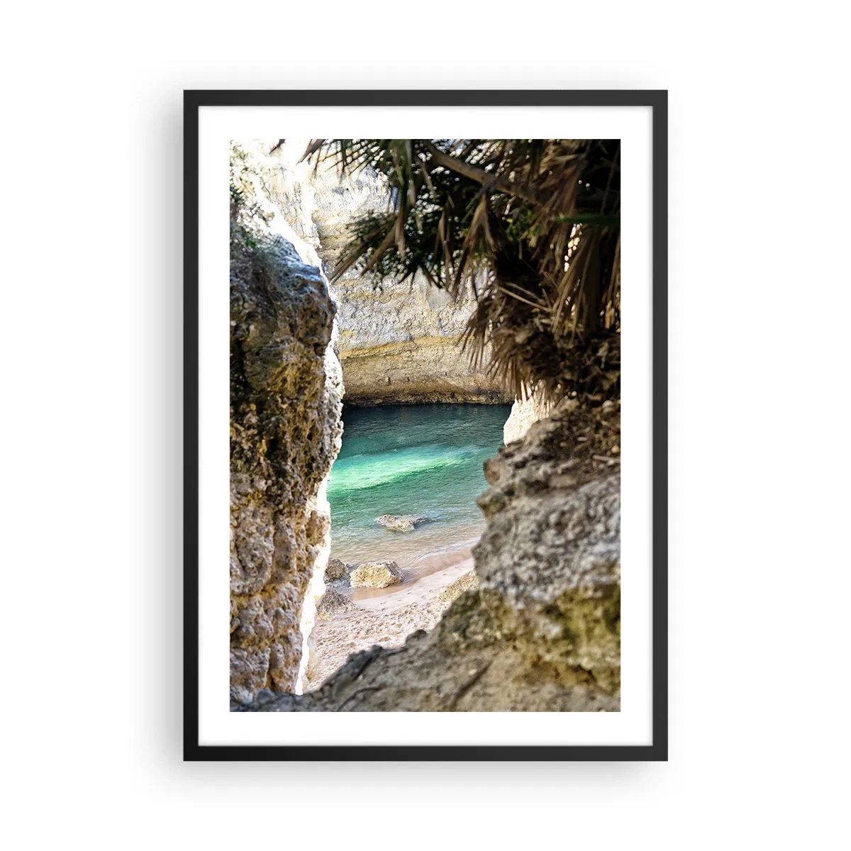 Plakat w czarnej ramie - Widok na ukrytą plażę przez skalną szczelinę - 50x70cm - Turkusowa zatoka - Nowoczesna dekoracja ścienna do salonu i sypialni ARTTOR