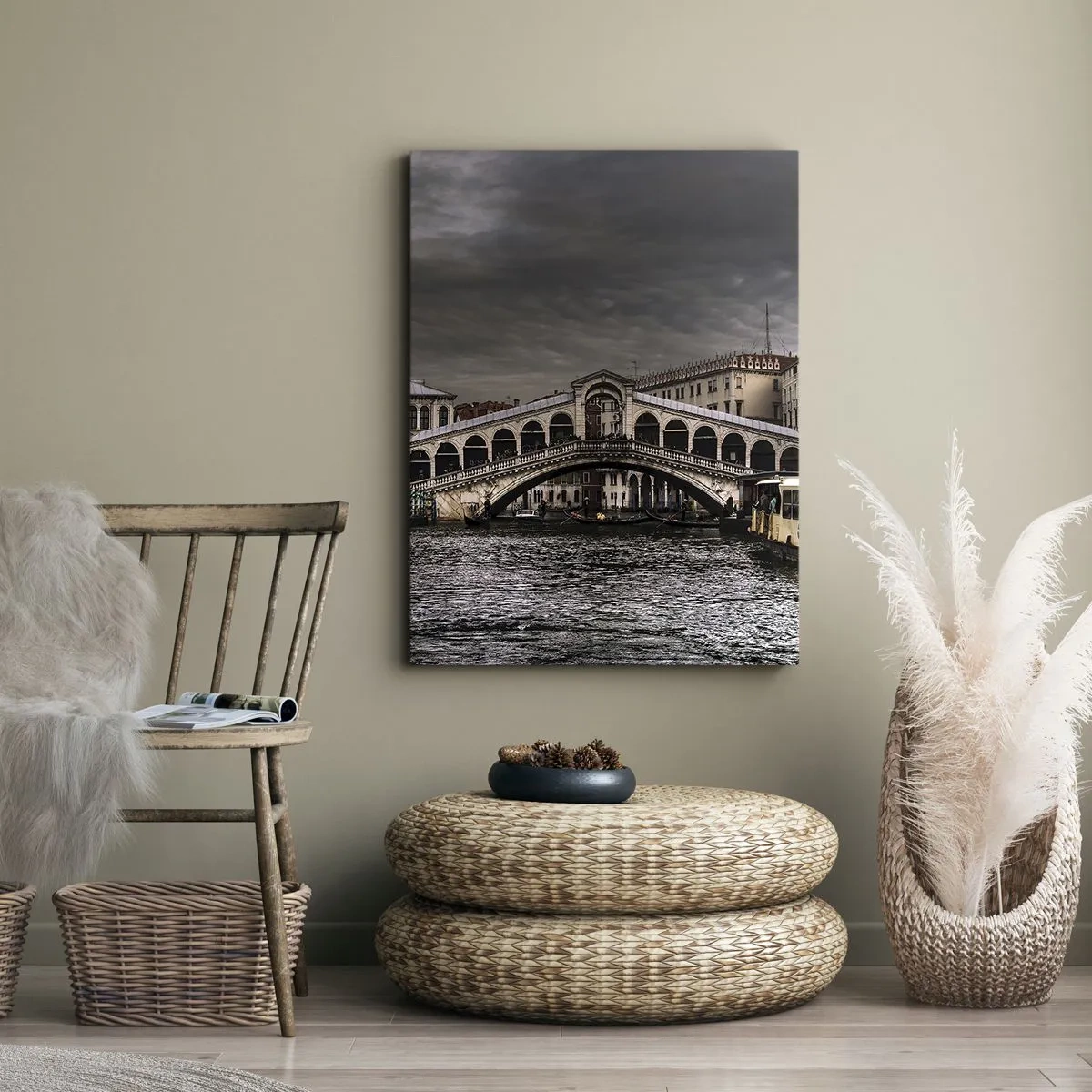 Obraz na płótnie - Most Rialto na tle pochmurnego nieba - 50x70cm - Obietnica weneckiego wieczoru - Nowoczesna dekoracja ścienna do salonu, kuchni i sypialni ARTTOR