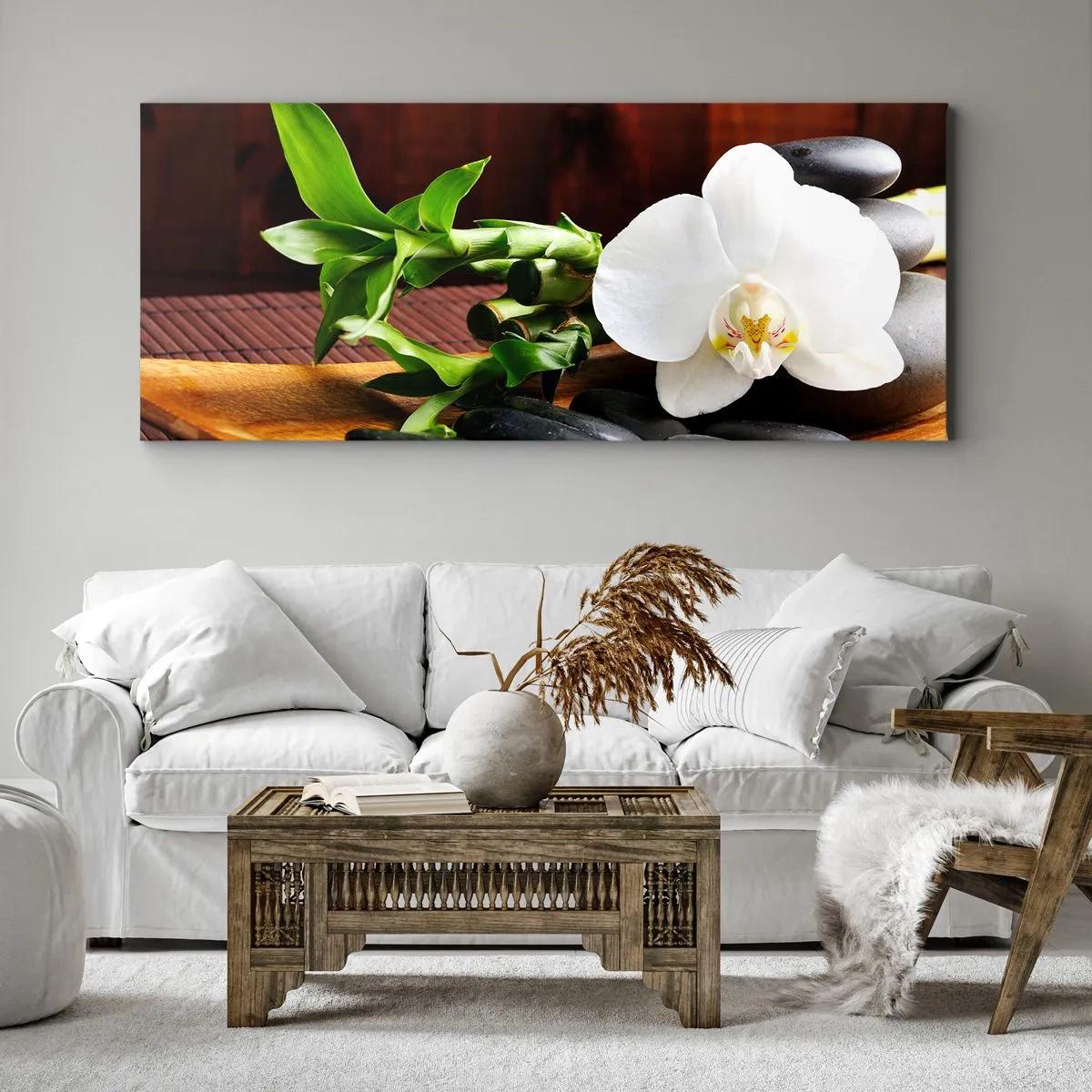 Obraz na płótnie - Biała orchidea z bambusem na tle kamieni w stylu Zen - 160x50cm - Poddaj się dotykowi natury - Nowoczesna dekoracja ścienna do salonu i sypialni ARTTOR