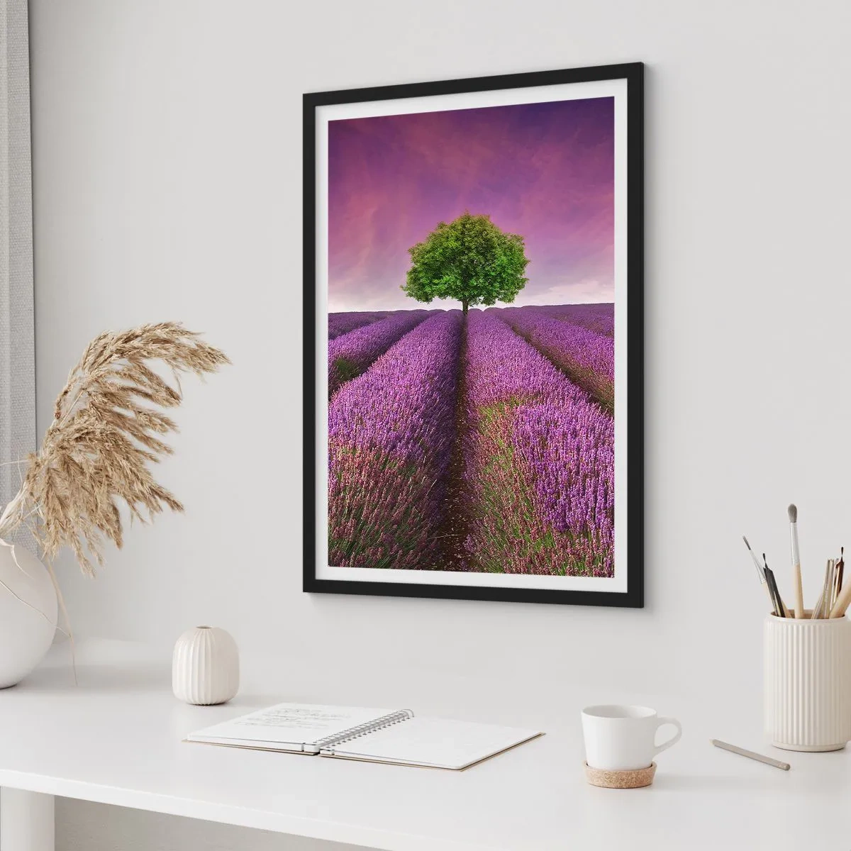 Plakat w czarnej ramie - Pole lawendy z samotnym drzewem na tle fioletowego nieba - 50x70cm - Na lawendowych polach - Nowoczesna dekoracja ścienna do salonu i sypialni ARTTOR