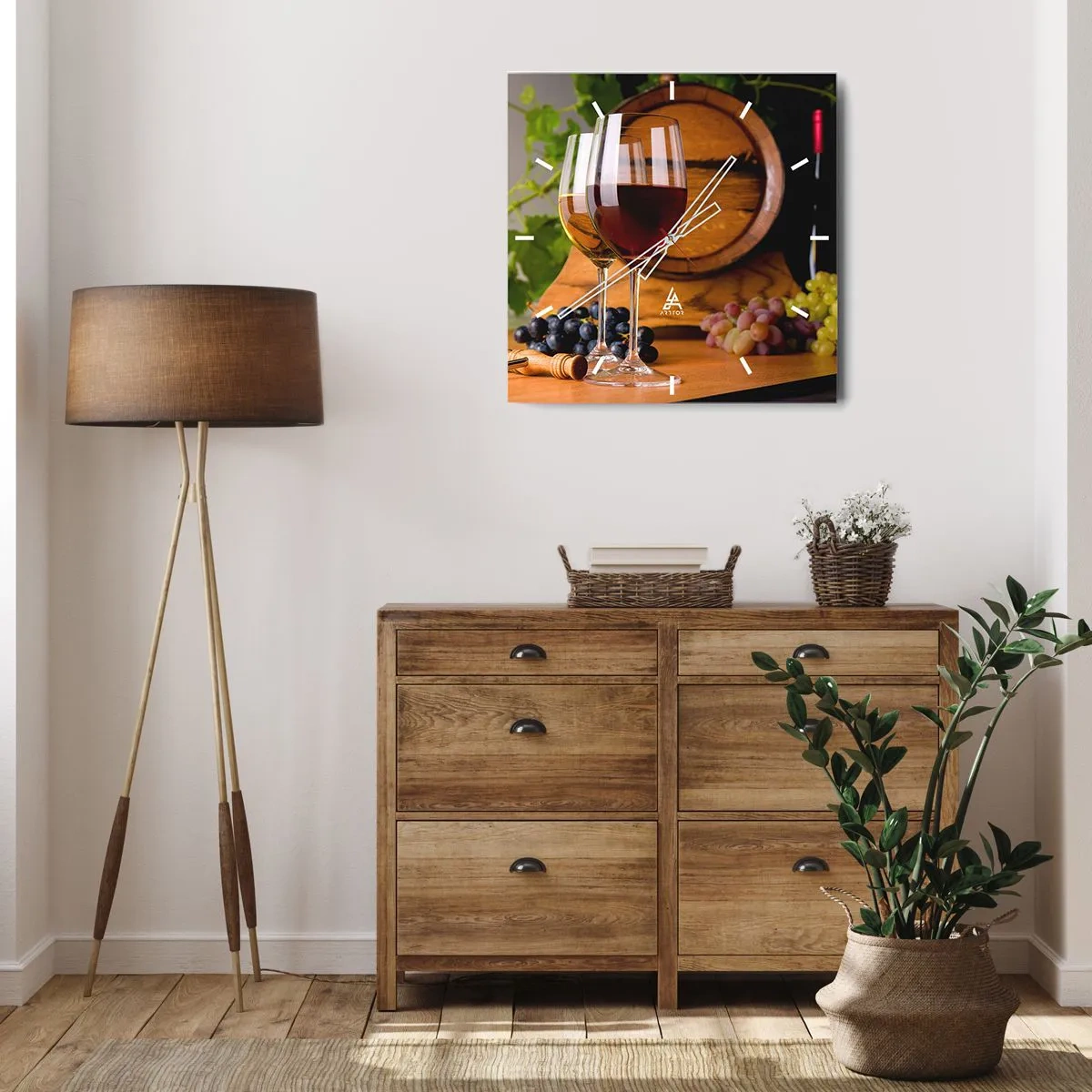 Zegar ścienny - Kieliszki wina z winogronami, beczką i butelkami na drewnianym stole - 30x30cm - Jak u starych mistrzów - Nowoczesna dekoracja ścienna do salonu i sypialni ARTTOR
