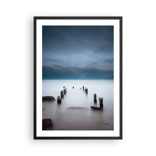 Plakat w czarnej ramie - Nastrojowy widok na drewniane pale w wodzie - 50x70cm - Zamyślone jezioro - Nowoczesna dekoracja ścienna do salonu i sypialni ARTTOR
