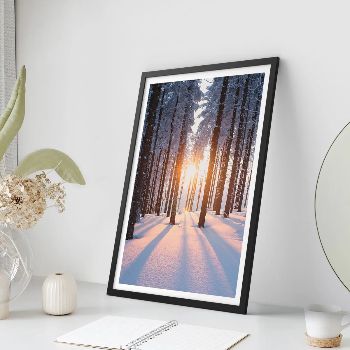 Plakat w czarnej ramie - Zimowy las z promieniami słońca przeświecającymi przez drzewa - 50x70cm - Wyraźnie czarno na białym - Nowoczesna dekoracja ścienna do salonu i sypialni ARTTOR