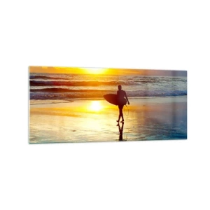 Obraz na szkle - Surfer idący po plaży o zachodzie słońca z deską w ręku - 120x50cm - Powrót wojownika - Nowoczesna dekoracja ścienna do salonu i sypialni ARTTOR