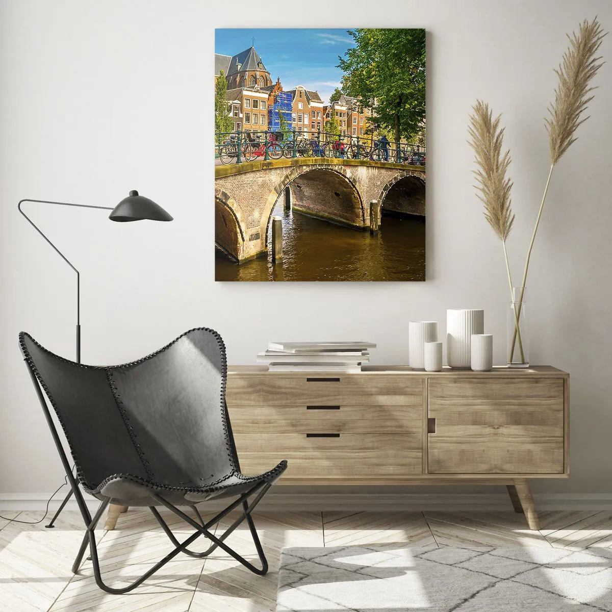 Obraz na szkle - Malowniczy kanał z mostem w Amsterdamie - 70x100cm - Wiosna nad kanałem - Nowoczesna dekoracja ścienna do salonu i sypialni ARTTOR