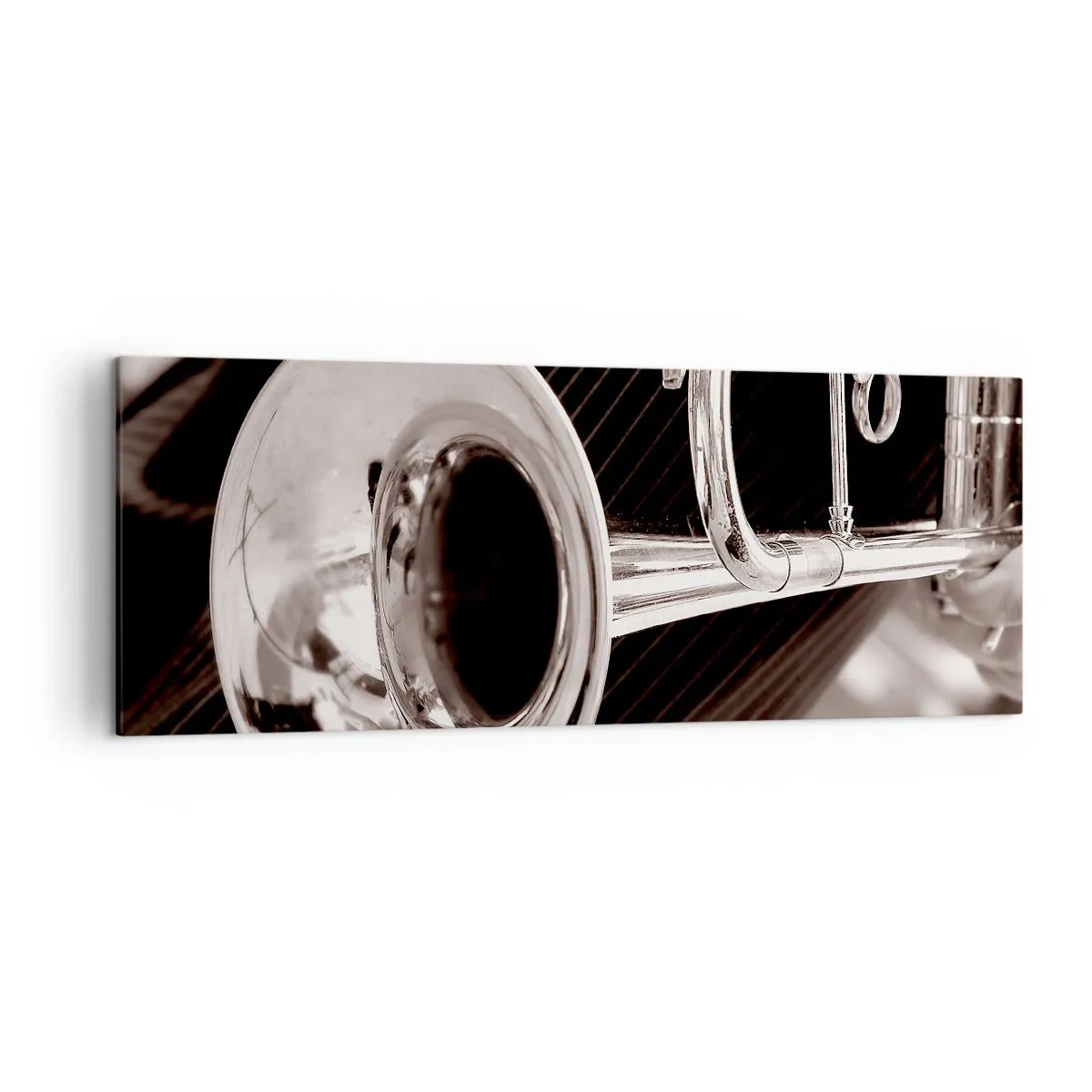 Obraz na płótnie - Srebrna trąbka w zbliżeniu na tle eleganckiego materiału - 140x50cm - Muzyczna podróż do lat 30. - Nowoczesna dekoracja ścienna do salonu i sypialni ARTTOR