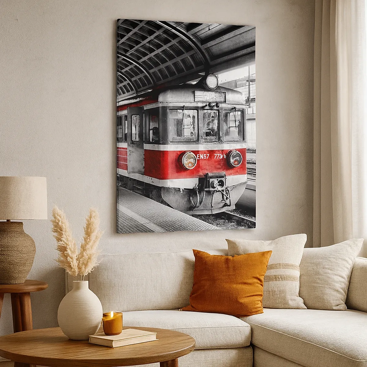 Obraz na płótnie - Czerwony pociąg retro na stacji kolejowej - 50x70cm - Może to podróż życia? - Nowoczesna dekoracja ścienna do salonu, kuchni i sypialni ARTTOR