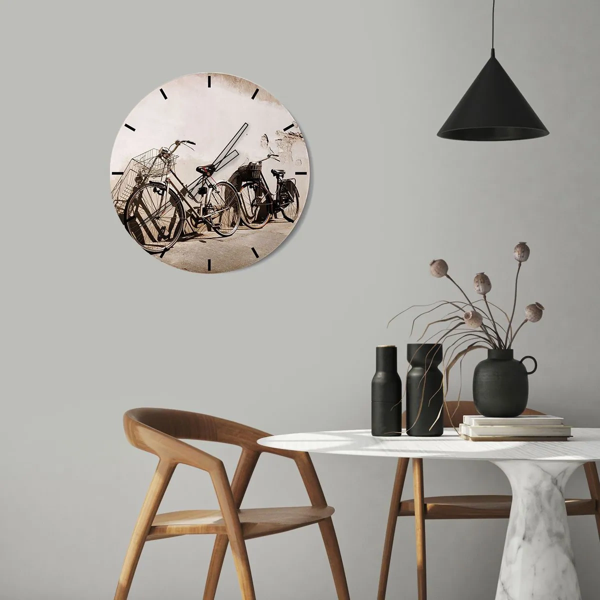 Zegar ścienny - Rowery przy ścianie w retro stylu - 30x30cm - Niezapomniany urok przeszłości - Nowoczesna dekoracja ścienna do salonu, kuchni i sypialni ARTTOR