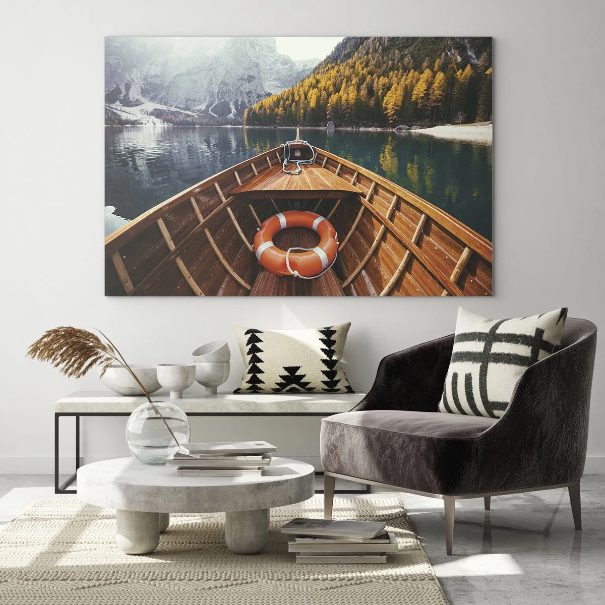 Obraz na szkle - Widok z drewnianej łodzi na górskie jezioro i jesienny las - 70x50cm - Górska wycieczka - Nowoczesna dekoracja ścienna do salonu i sypialni ARTTOR