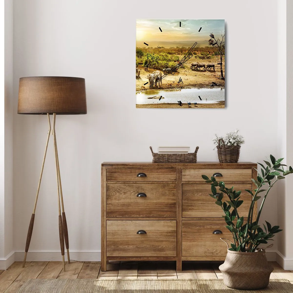 Zegar ścienny - Słonie i dzikie zwierzęta przy wodopoju o zachodzie słońca - 30x30cm - "Z Edenu zaś wypływała rzeka…" - Nowoczesna dekoracja ścienna do salonu i sypialni ARTTOR