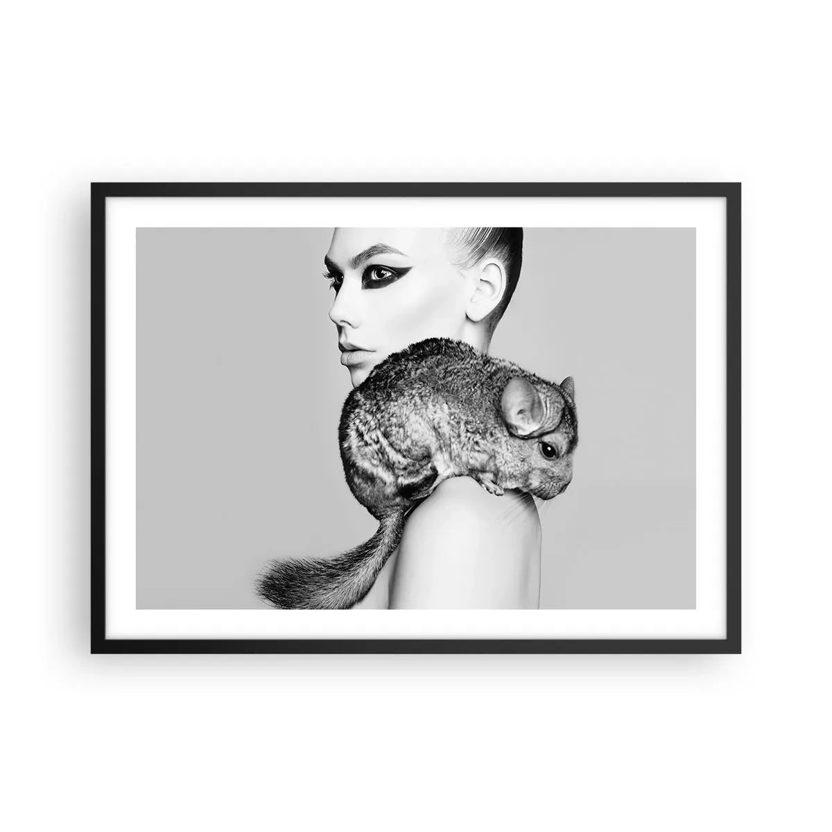 Plakat w czarnej ramie - Stylizowana kobieta z szynszylą w eleganckiej czarno-białej kompozycji - 70x50cm - Dama z szynszylą - Nowoczesna dekoracja ścienna do salonu i sypialni ARTTOR