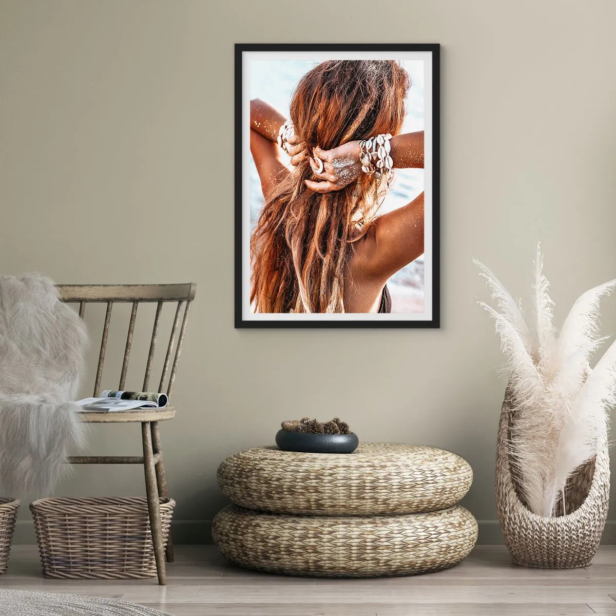 Plakat w czarnej ramie - Kobieta z długimi włosami ozdobionymi muszlami nad morzem - 50x70cm - Siostra wody i słońca - Nowoczesna dekoracja ścienna do salonu i sypialni ARTTOR