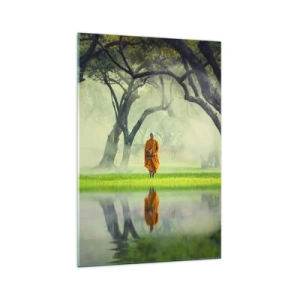Obraz na szkle - Mnich w pomarańczowej szacie w lesie z mglistym tłem i odbiciem w wodzie - 70x100cm - W drodze do oświecenia - Nowoczesna dekoracja ścienna do salonu i sypialni ARTTOR