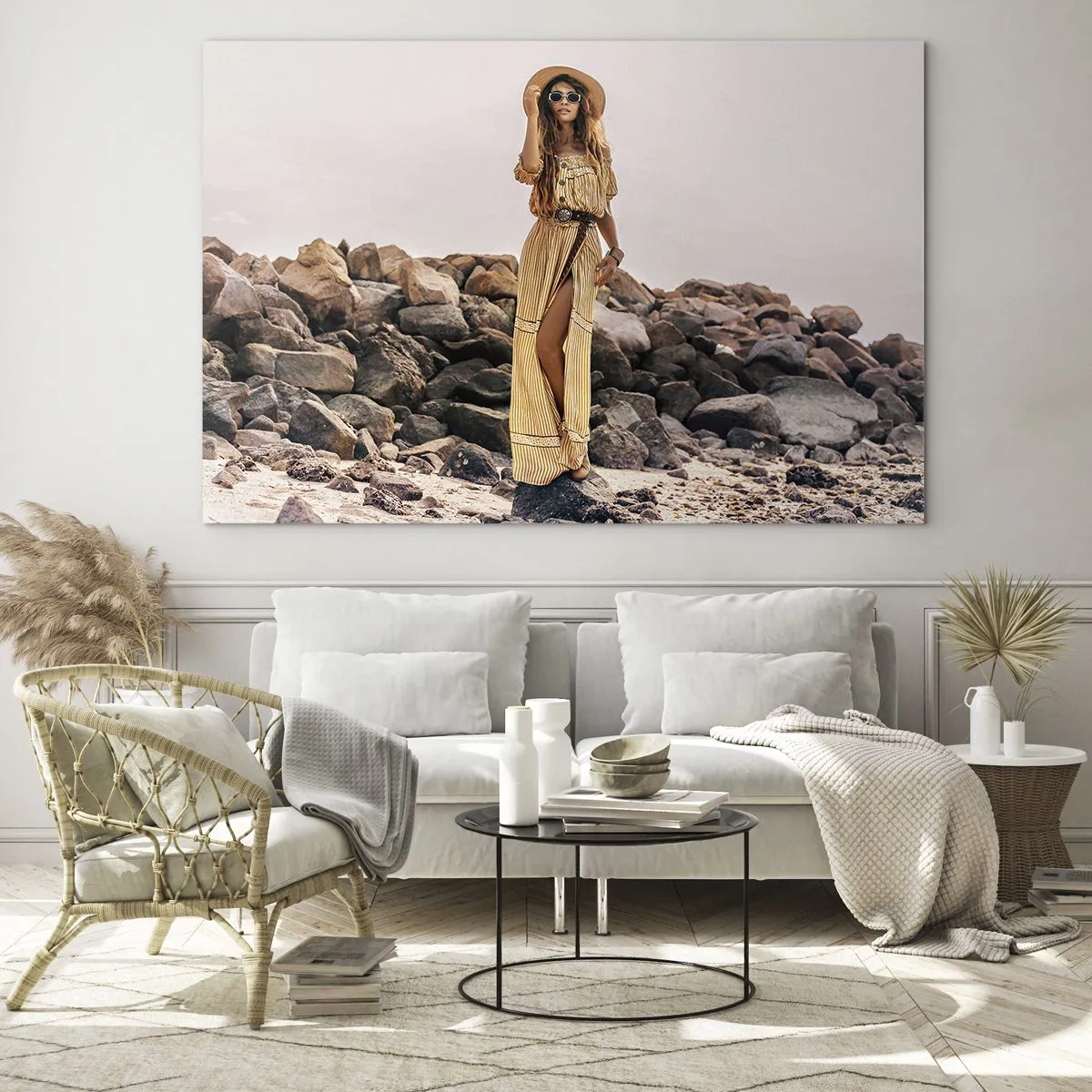 Obraz na szkle - Kobieta w sukience na tle skalistego brzegu w stylu boho - 70x50cm - Magia kamieni - Nowoczesna dekoracja ścienna do salonu i sypialni ARTTOR
