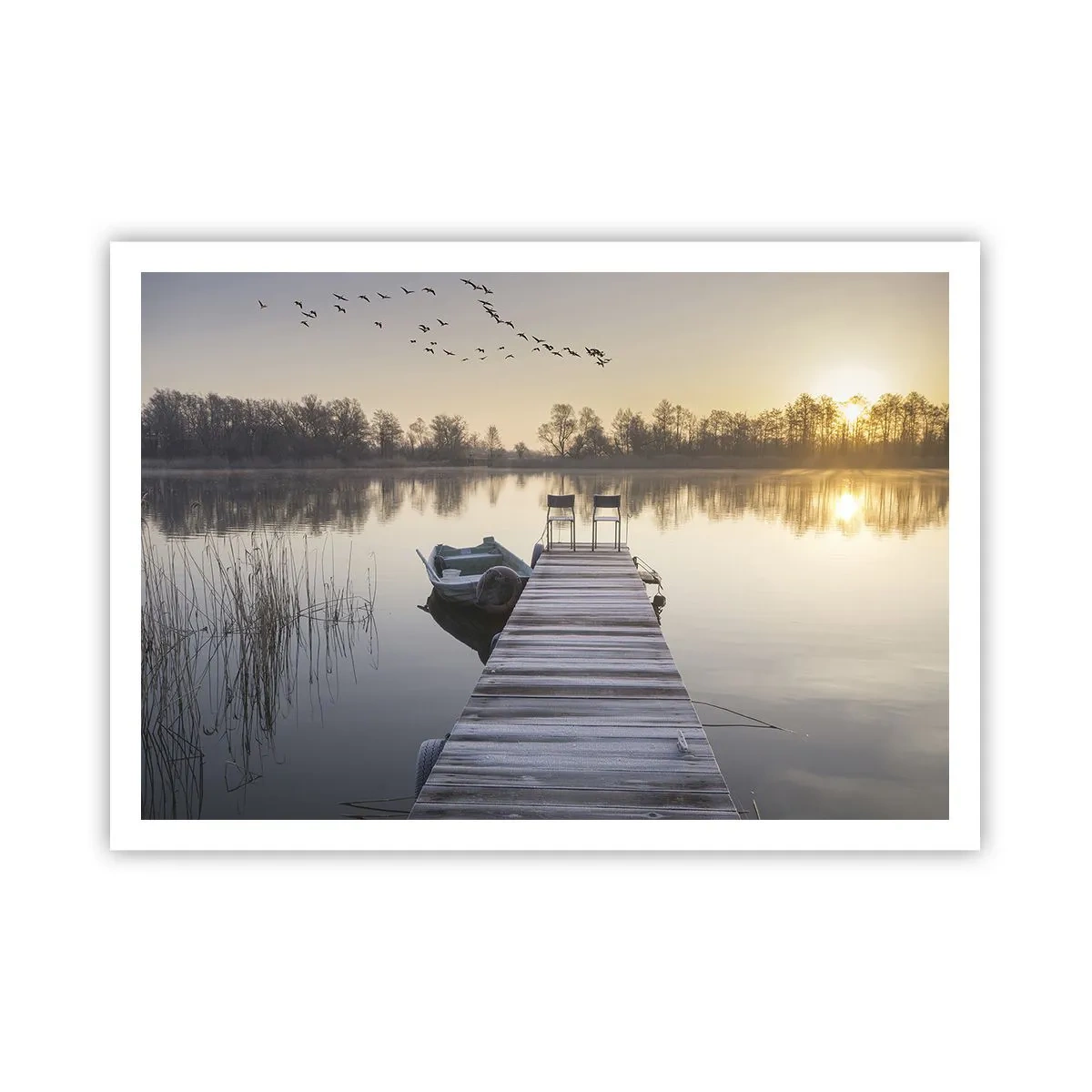 Plakat - Pomost nad jeziorem o poranku z łódką i krzesłami - 100x70cm - Wrócę za jakiś czas - Nowoczesna dekoracja ścienna do salonu i sypialni ARTTOR