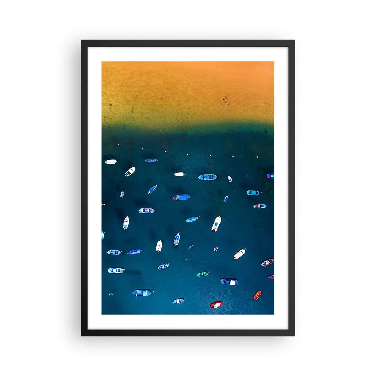 Plakat w czarnej ramie - Widok z lotu ptaka na łodzie dryfujące przy plaży - 50x70cm - Wakacyjna gra - Nowoczesna dekoracja ścienna do salonu i sypialni ARTTOR