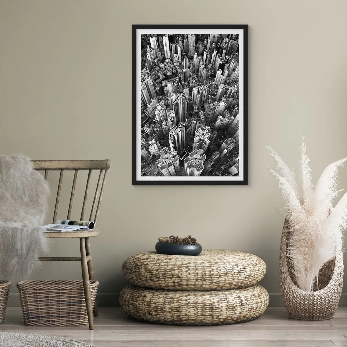 Plakat w czarnej ramie - Widok z lotu ptaka na miejskie wieżowce w czerni i bieli - 50x70cm - Wciąż wyżej i wyżej - Nowoczesna dekoracja ścienna do salonu i sypialni ARTTOR