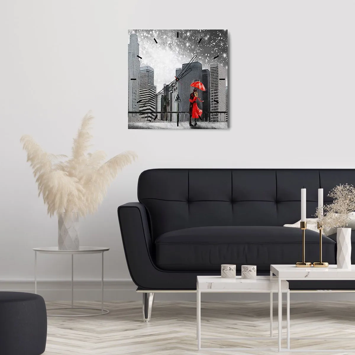 Zegar ścienny - Para w czerwieni z parasolem na tle miejskiego krajobrazu - 30x30cm - Człowiek nie kamień - Nowoczesna dekoracja ścienna do salonu i sypialni ARTTOR