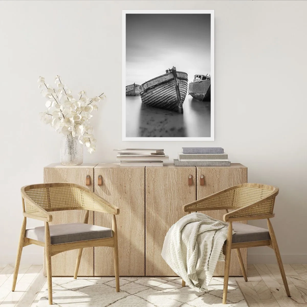 Plakat - Czarno-białe ujęcie starych łodzi na spokojnej wodzie - 50x70cm - Już tylko wspomnienia… - Nowoczesna dekoracja ścienna do salonu, kuchni i sypialni ARTTOR