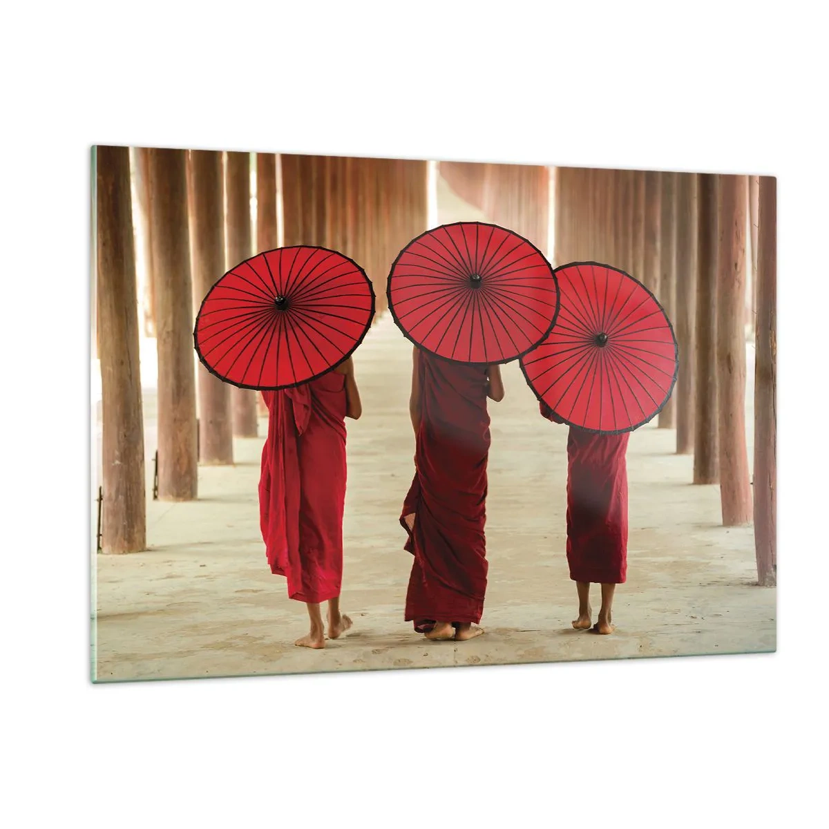 Obraz na szkle - Mnisi z czerwonymi parasolami spacerujący drewnianym korytarzem - 120x80cm - W drodze do Czystej Krainy - Nowoczesna dekoracja ścienna do salonu, kuchni i sypialni ARTTOR