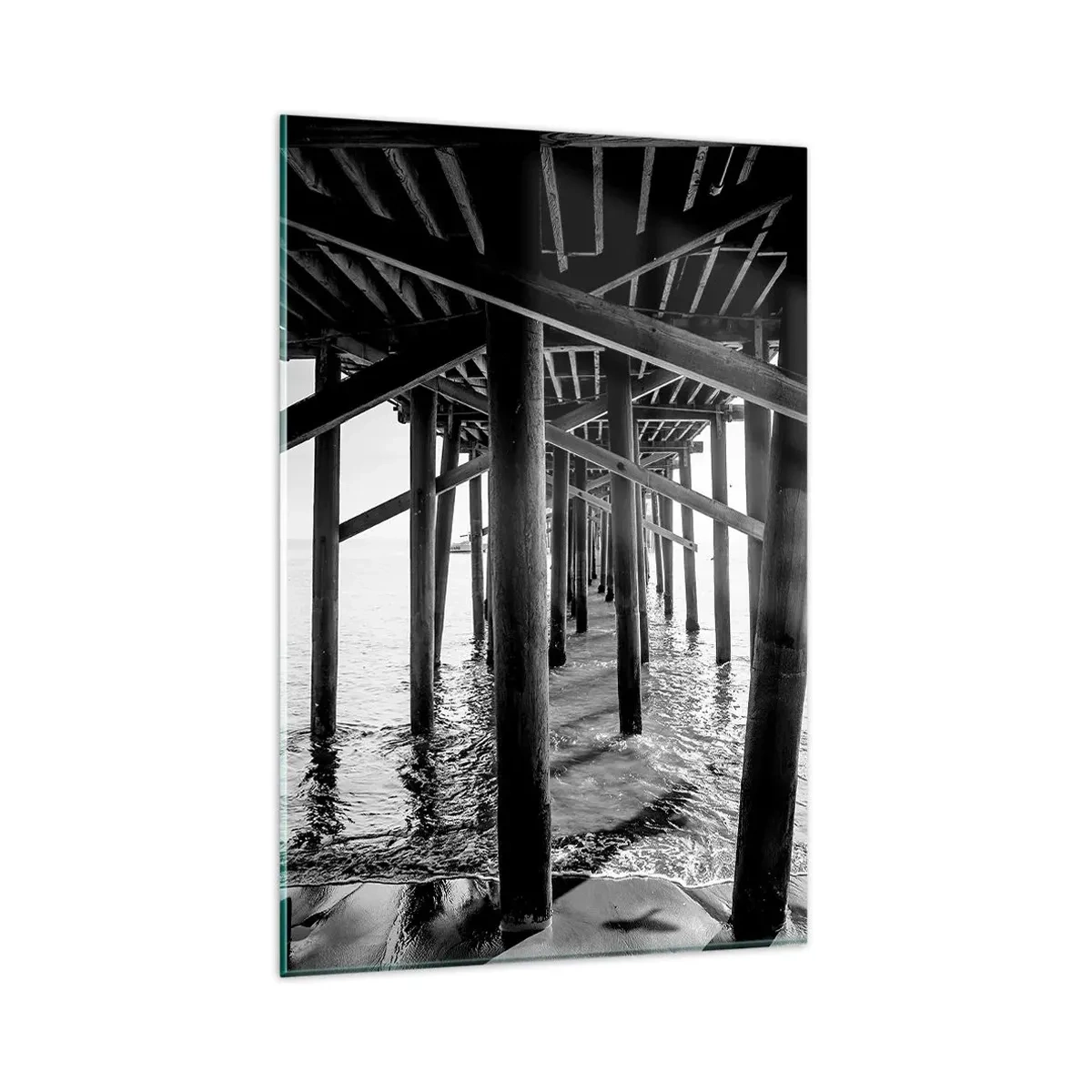Obraz na szkle - Czarno-biała fotografia drewnianej konstrukcji mola nad wodą - 80x120cm - Plażowa kryjówka - Nowoczesna dekoracja ścienna do salonu i sypialni ARTTOR