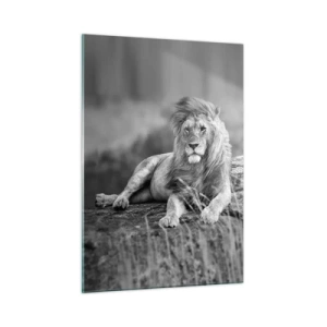 Obraz na szkle - Lew odpoczywający na skale w monochromatycznym krajobrazie - 50x70cm - Królewska sjesta - Nowoczesna dekoracja ścienna do salonu, kuchni i sypialni ARTTOR