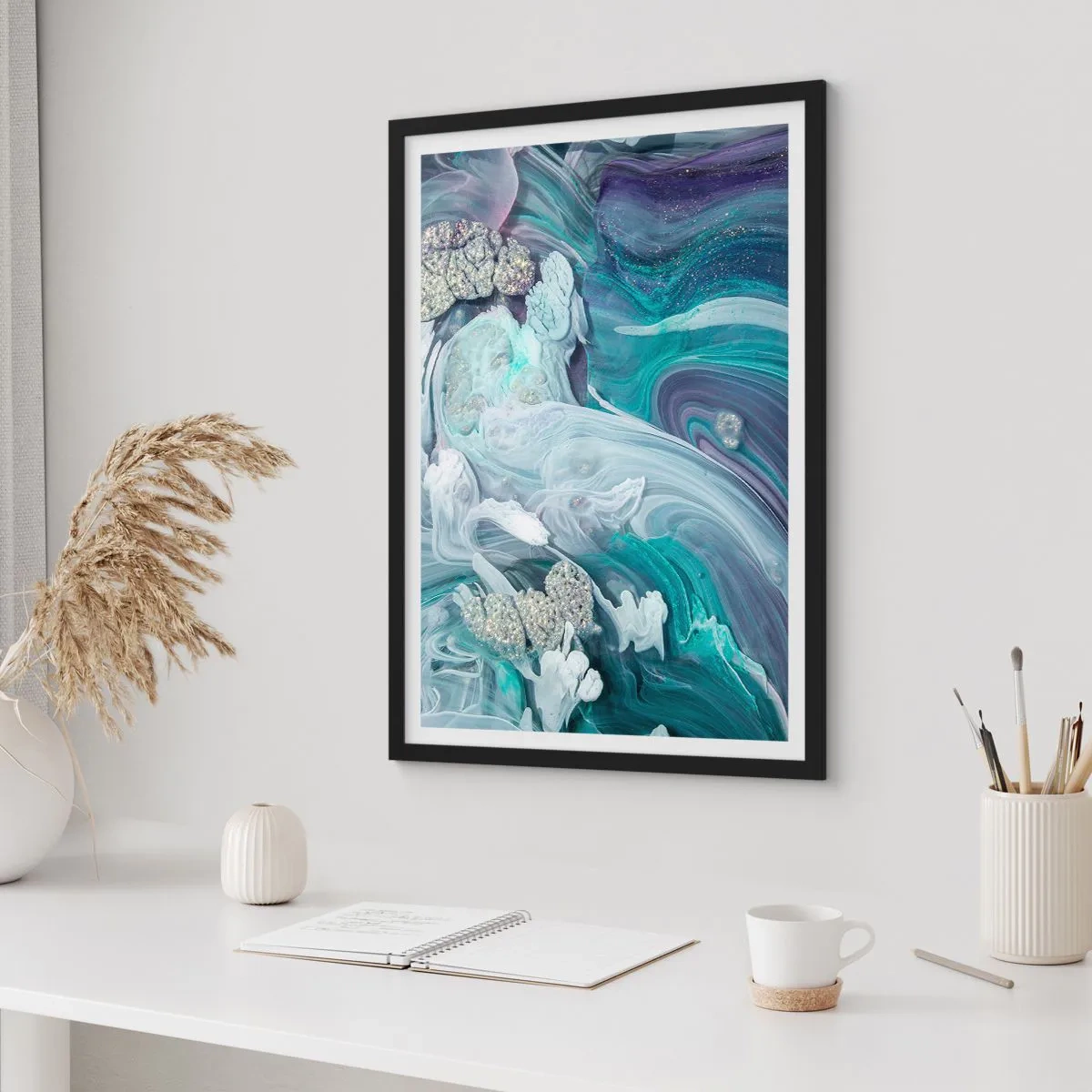Plakat w czarnej ramie - Abstrakcyjny motyw z błękitnymi i zielonymi wirami oraz fakturą - 50x70cm - Nurty błękitu - Nowoczesna dekoracja ścienna do salonu i sypialni ARTTOR