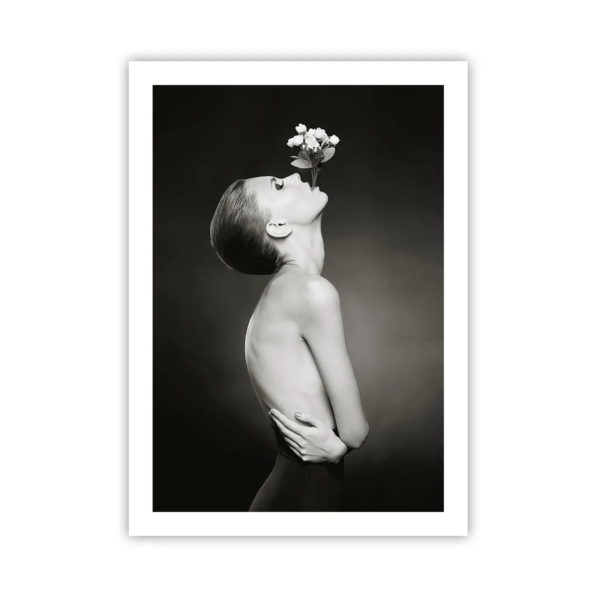 Plakat - Czarno-biały portret kobiety z kwiatami - 50x70cm - Ekscentryczna elegancja - Nowoczesna dekoracja ścienna do salonu, kuchni i sypialni ARTTOR
