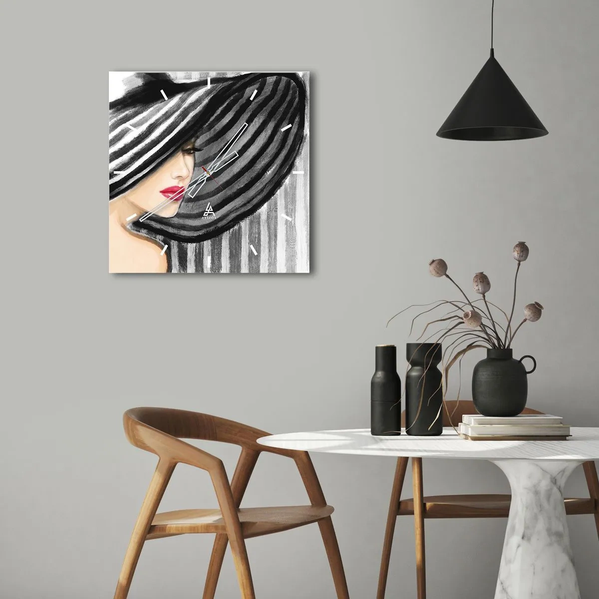 Zegar ścienny - Kobieta w kapeluszu w czarno-białym stylu z czerwonym akcentem - 30x30cm - Gdzie ciebie szukać? - Nowoczesna dekoracja ścienna do salonu i sypialni ARTTOR