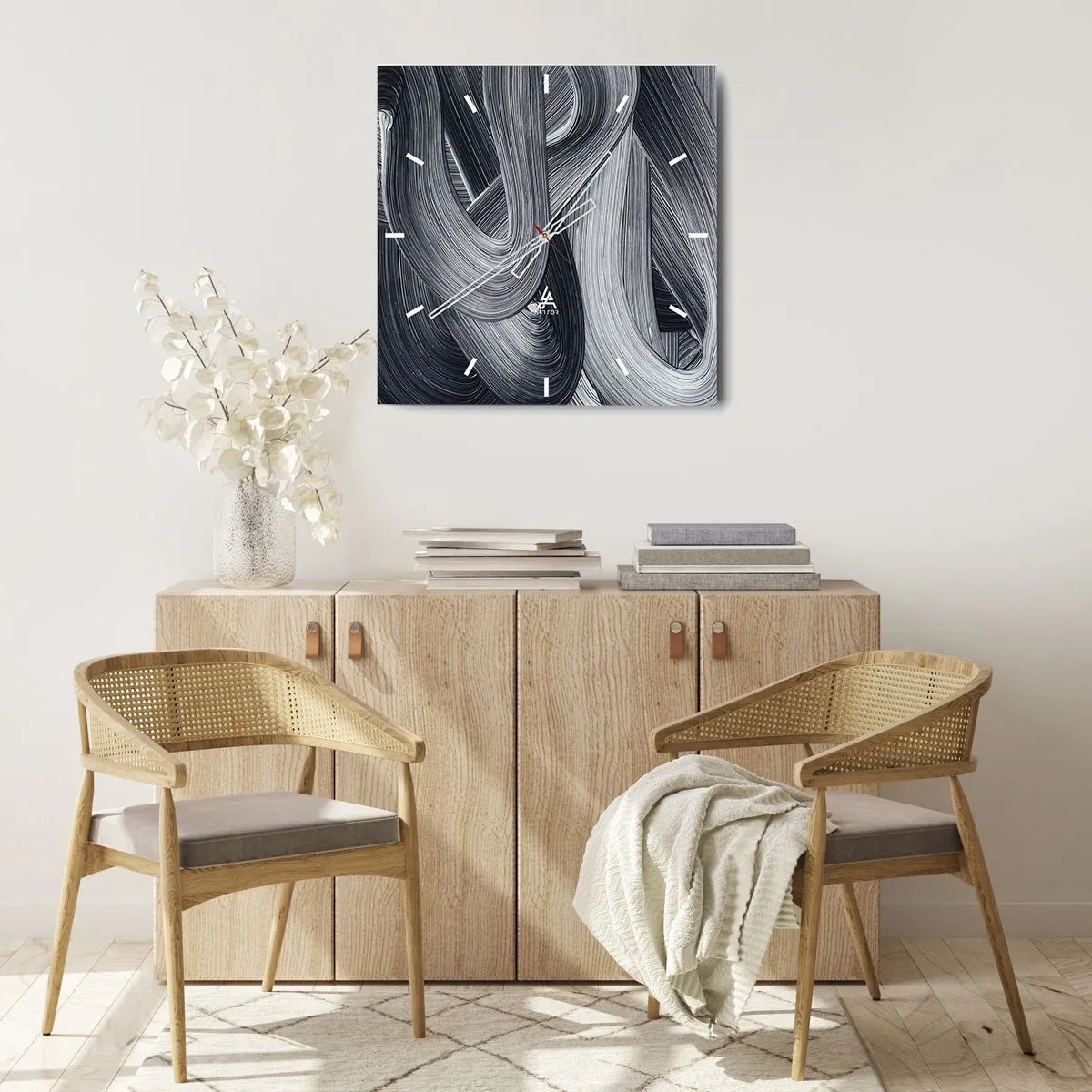 Zegar ścienny - Czarno-biała abstrakcja z dynamicznymi pociągnięciami pędzla - 30x30cm - Płynność rzeczywistości - Nowoczesna dekoracja ścienna do salonu i sypialni ARTTOR