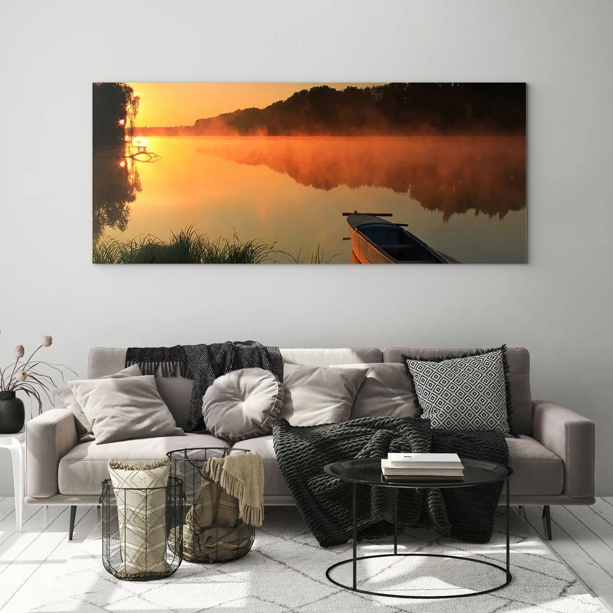 Obraz na szkle - Poranna mgła nad rzeką z łódką w promieniach słońca - 120x50cm - Wschód słońca nad wodą jak tafla lustra - Nowoczesna dekoracja ścienna do salonu i sypialni ARTTOR