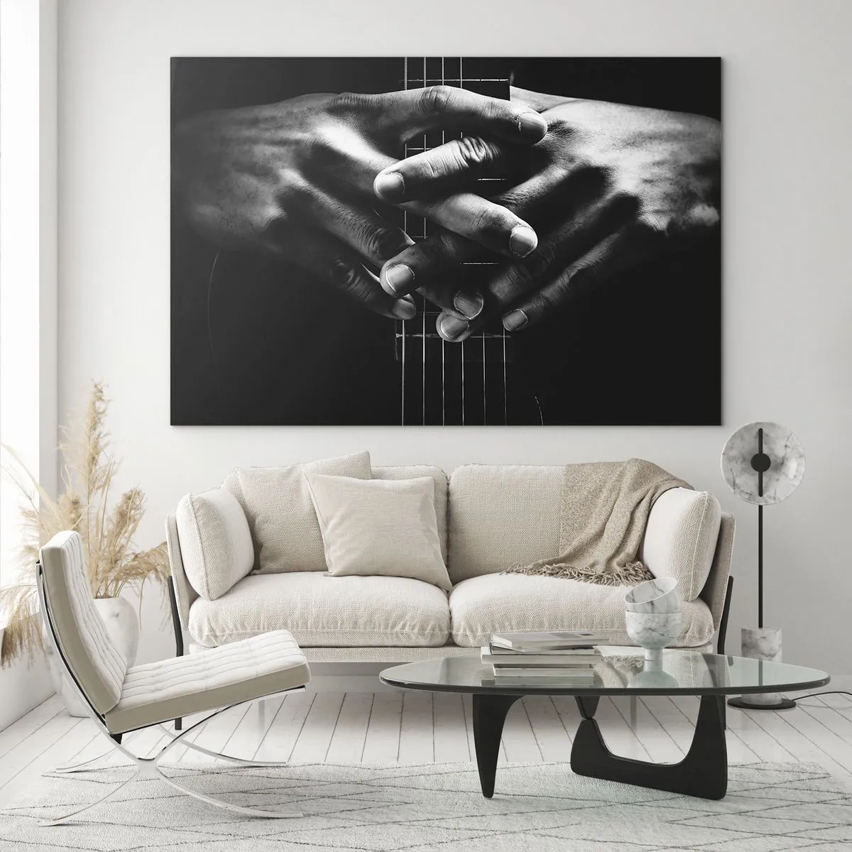 Obraz na szkle - Złożone dłonie oparte o gryf gitary w czerni i bieli - 70x50cm - Modlitwa artysty - Nowoczesna dekoracja ścienna do salonu i sypialni ARTTOR