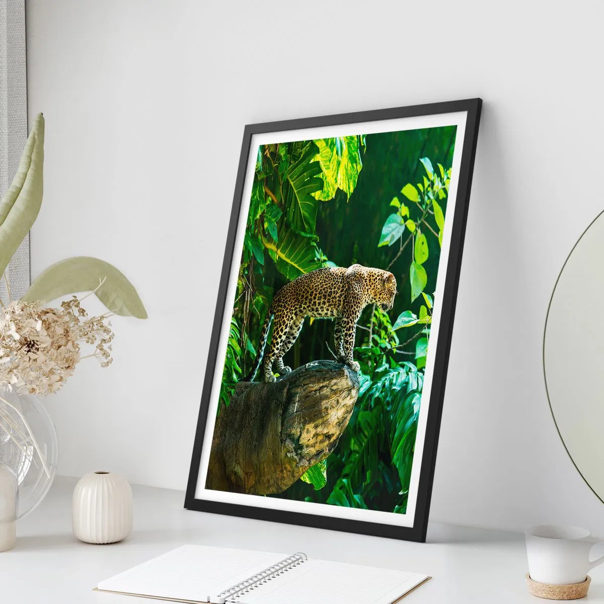 Plakat w czarnej ramie - Lampart stojący na skale w tropikalnym lesie - 50x70cm - Na łowy? - Nowoczesna dekoracja ścienna do salonu i sypialni ARTTOR