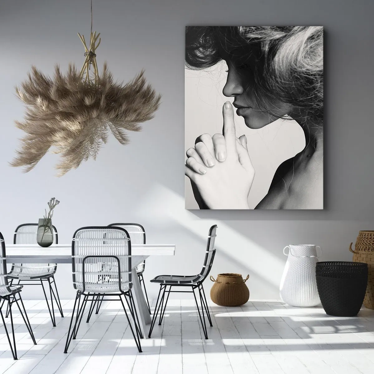 Obraz na płótnie - Czarno-biała sylwetka kobiety z gestem ciszy - 50x70cm - Zasłuchana w sobie - Nowoczesna dekoracja ścienna do salonu, kuchni i sypialni ARTTOR