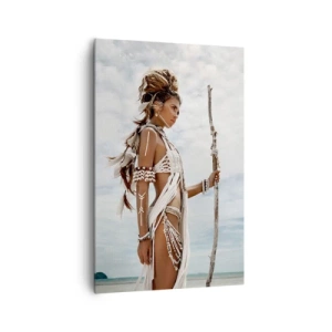 Obraz na płótnie - Stylizowana kobieta na plaży z etnicznymi ozdobami i kijem - 80x120cm - Królowa tropików - Nowoczesna dekoracja ścienna do salonu i sypialni ARTTOR
