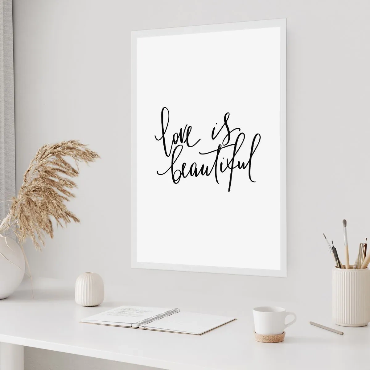 Plakat - Love is beautiful - napisy na tle białym - 50x70cm - Czytaj i powtarzaj - Nowoczesna dekoracja ścienna do salonu, kuchni i sypialni ARTTOR