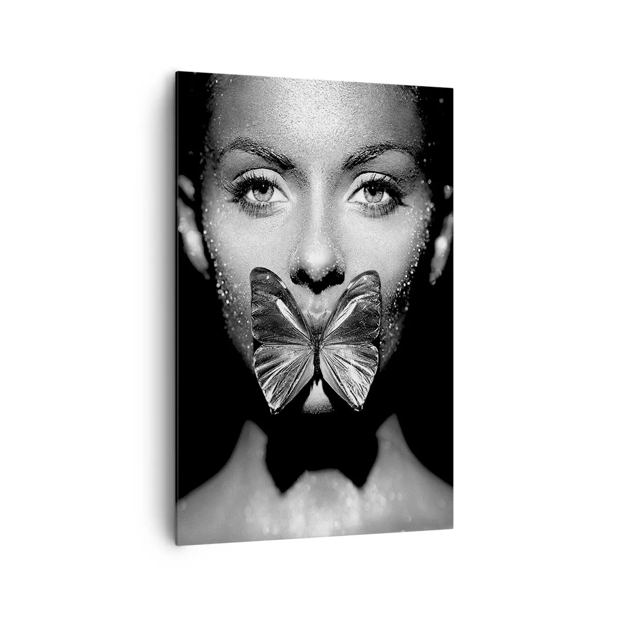 Obraz na płótnie - Czarno-biała twarz kobiety z motylem na ustach - 80x120cm - Motyli pocałunek - Nowoczesna dekoracja ścienna do salonu i sypialni ARTTOR